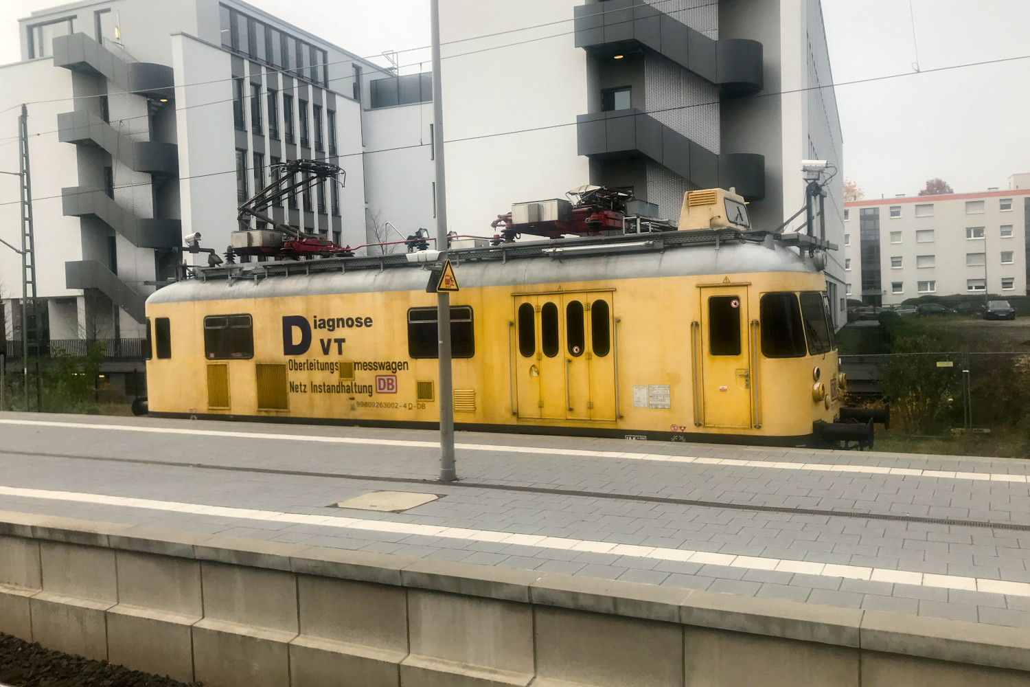 701 017 steht im Bahnhof Frankfurt-Rödelheim, aufgenommen am 15.11.2017.