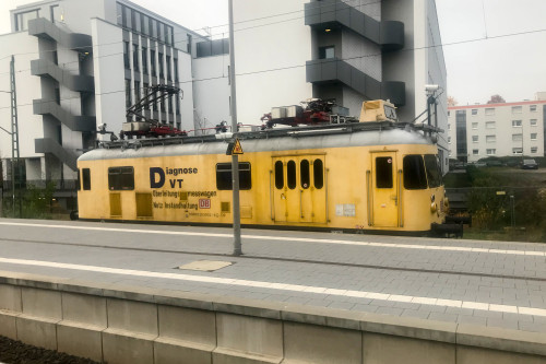 701 017 steht im Bahnhof Frankfurt-Rödelheim, aufgenommen am 15.11.2017.