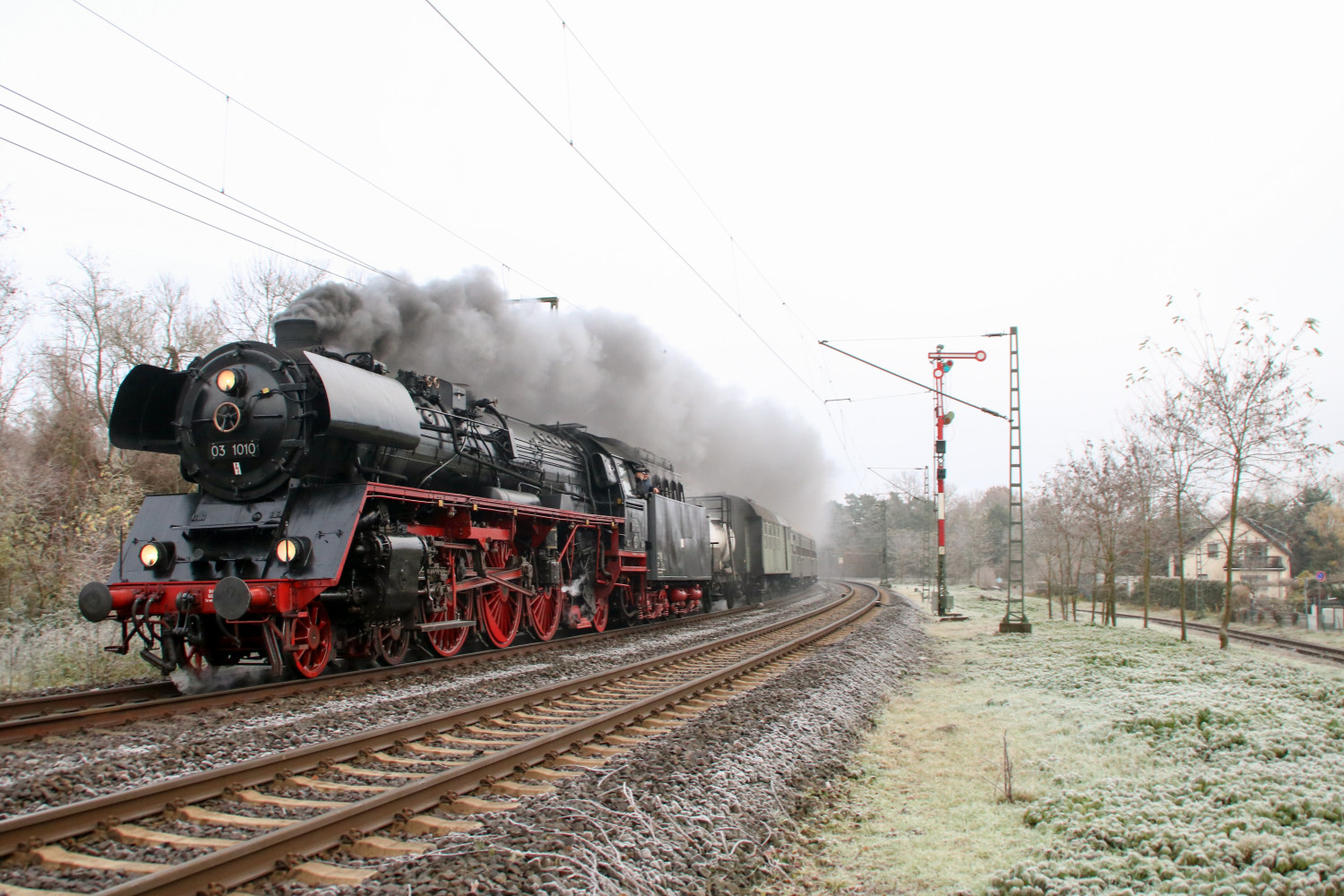 03 1010 an der Abzweigstelle Rauschwald in Hanau, aufgenommen am 02.12.2017.
