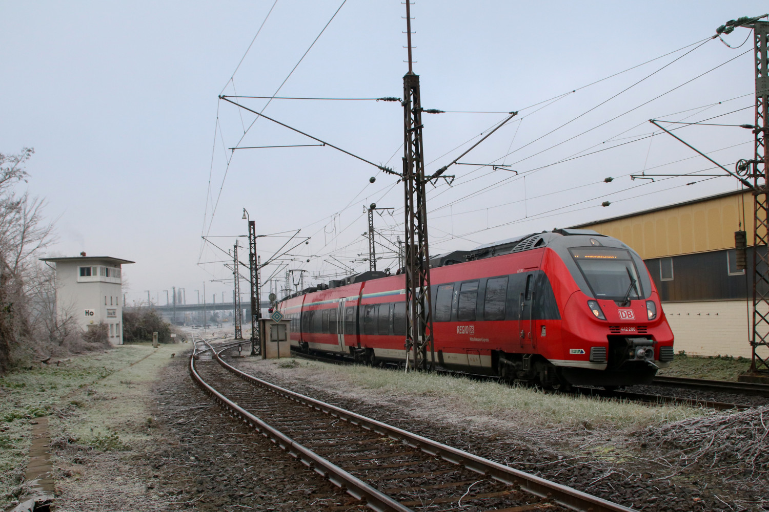 442 280 verlässt den Bahnhof Hanau in Richtung Friedberg, aufgenommen am 02.12.2017.