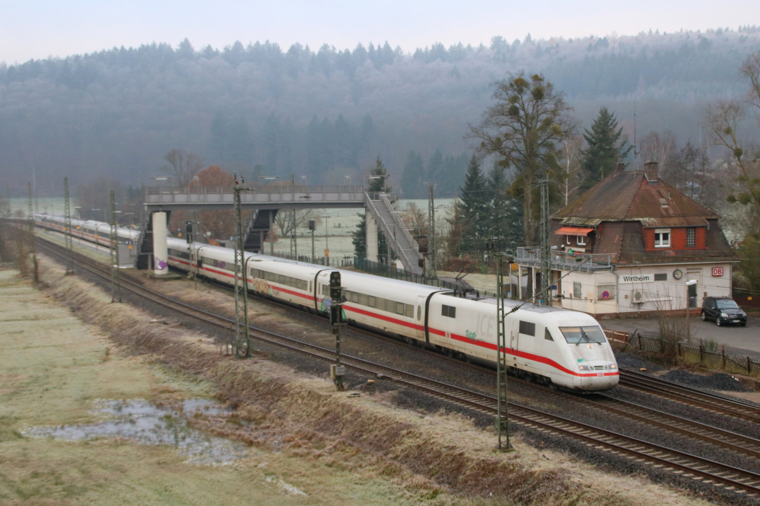 Ein 401 durchquert den Bahnhof Wirtheim auf der Kinzigtalbahn, aufgenommen am 02.12.2017.