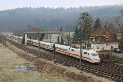 Ein 401 durchquert den Bahnhof Wirtheim auf der Kinzigtalbahn, aufgenommen am 02.12.2017.