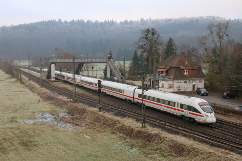 411 065 durchquert den Bahnhof Wirtheim auf der Kinzigtalbahn, aufgenommen am 02.12.2017.