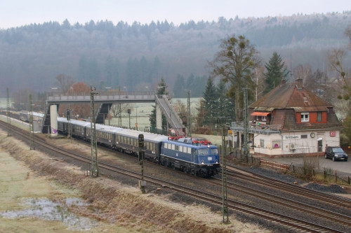 110 428 mit ihrem Sonderzug im Bahnhof Wirtheim auf der Kinzigtalbahn, aufgenommen am 02.12.2017.