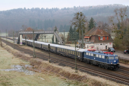 110 428 mit ihrem Sonderzug aus Classic-Courier-Wagen im Bahnhof Wirtheim auf der Kinzigtalbahn, aufgenommen am 02.12.2017.