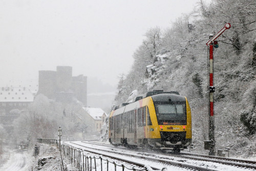 Ein LINT der HLB am Blocksignal von Runkel auf der verschneiten Lahntalbahn, aufgenommen am 03.12.2017.