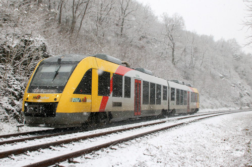 Ein LINT der HLB auf der verschneiten Lahntalbahn bei Runkel, aufgenommen am 03.12.2017.
