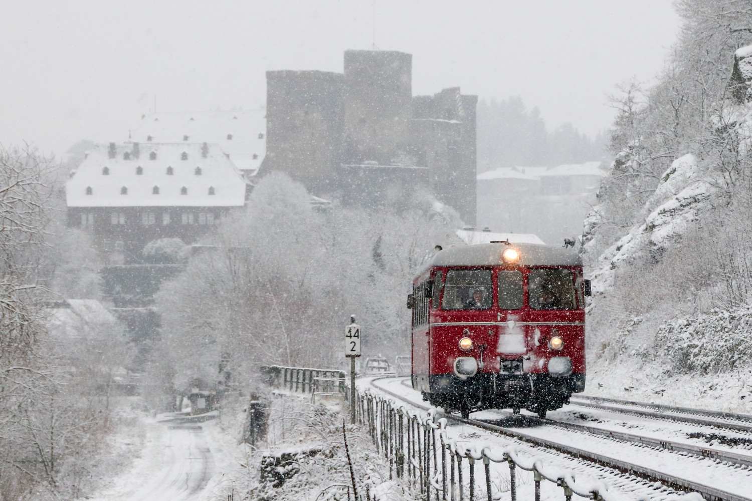 Ein MAN-Schienenbus verlässt Runkel über die verschneite Lahntalbahn, aufgenommen am 03.12.2017.