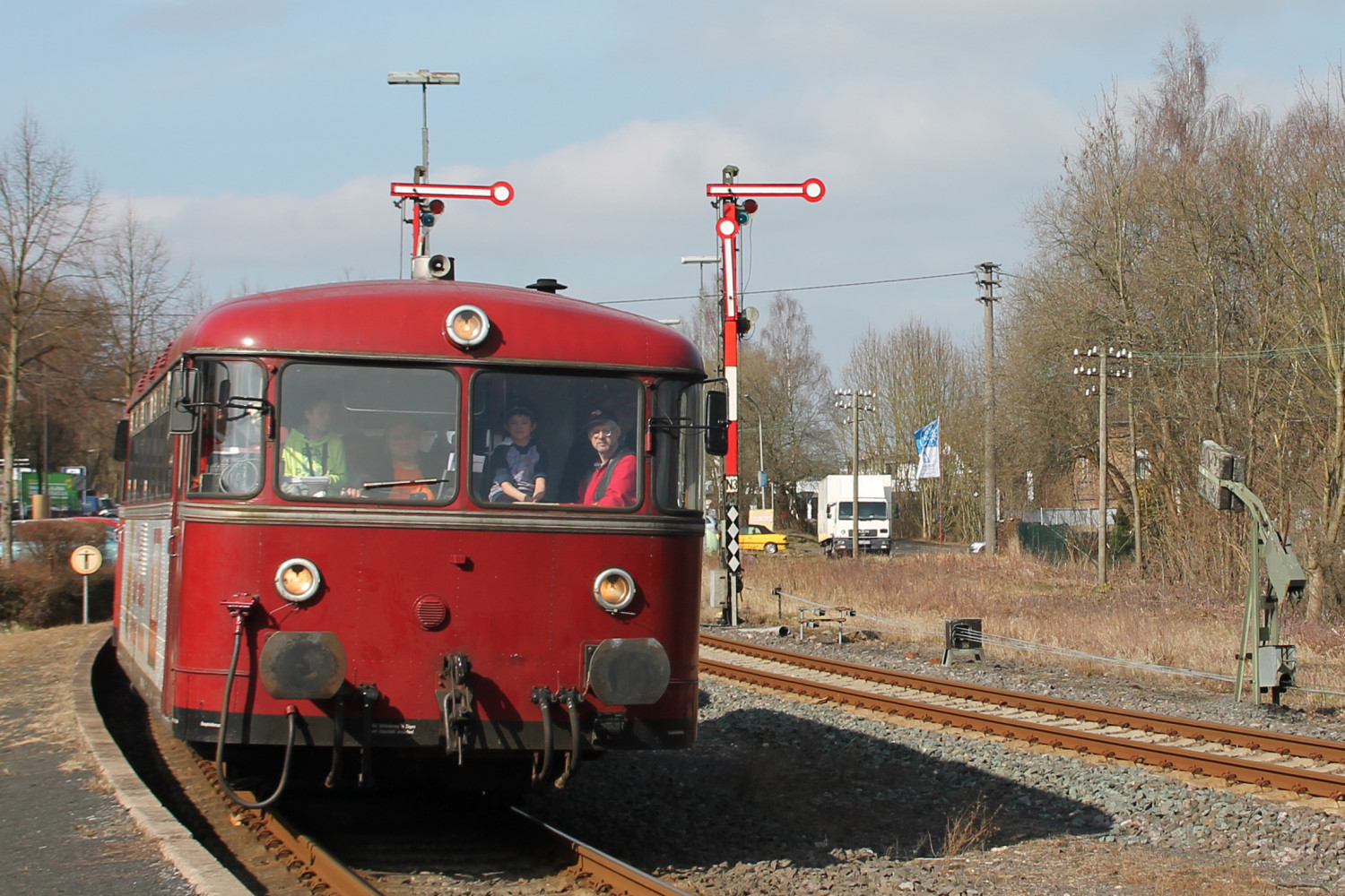 798 818, fährt in den Bahnhof Hachenburg ein, aufgenommen am 13.03.2016.