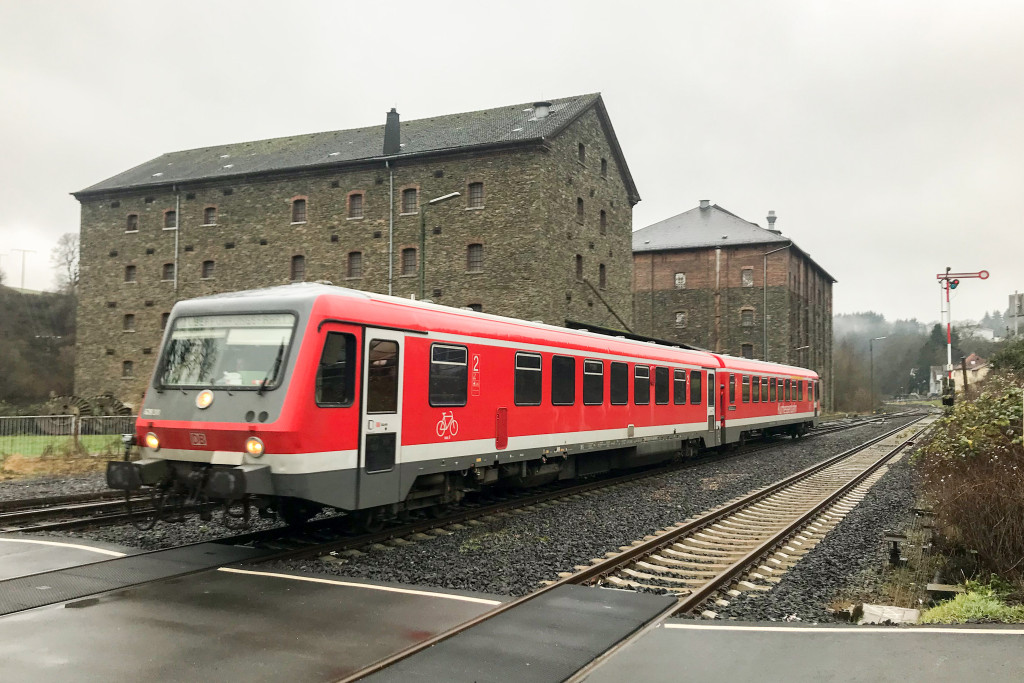 628 311 im Bahnhof Löhnberg auf der Lahntalbahn, aufgenommen am 20.12.2017.