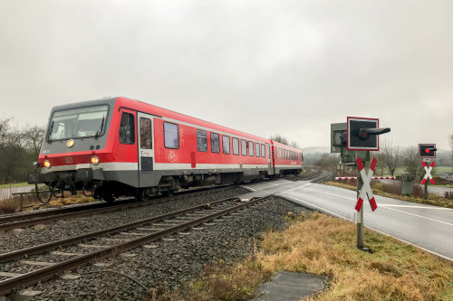 628 311 an einem Bahnübergang bei Biskirchen auf der Lahntalbahn, aufgenommen am 20.12.2017.