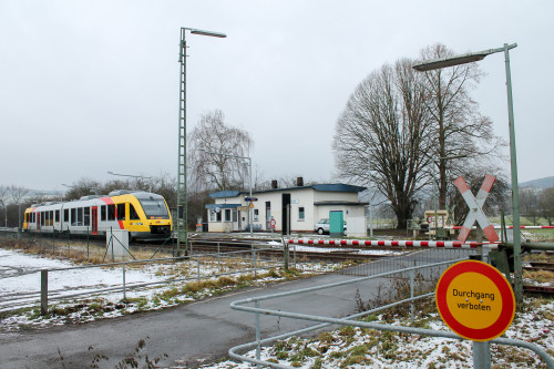 Ein LINT der HLB am Haltepunkt Solms auf der verschneiten Lahntalbahn, aufgenommen am 25.01.2015.