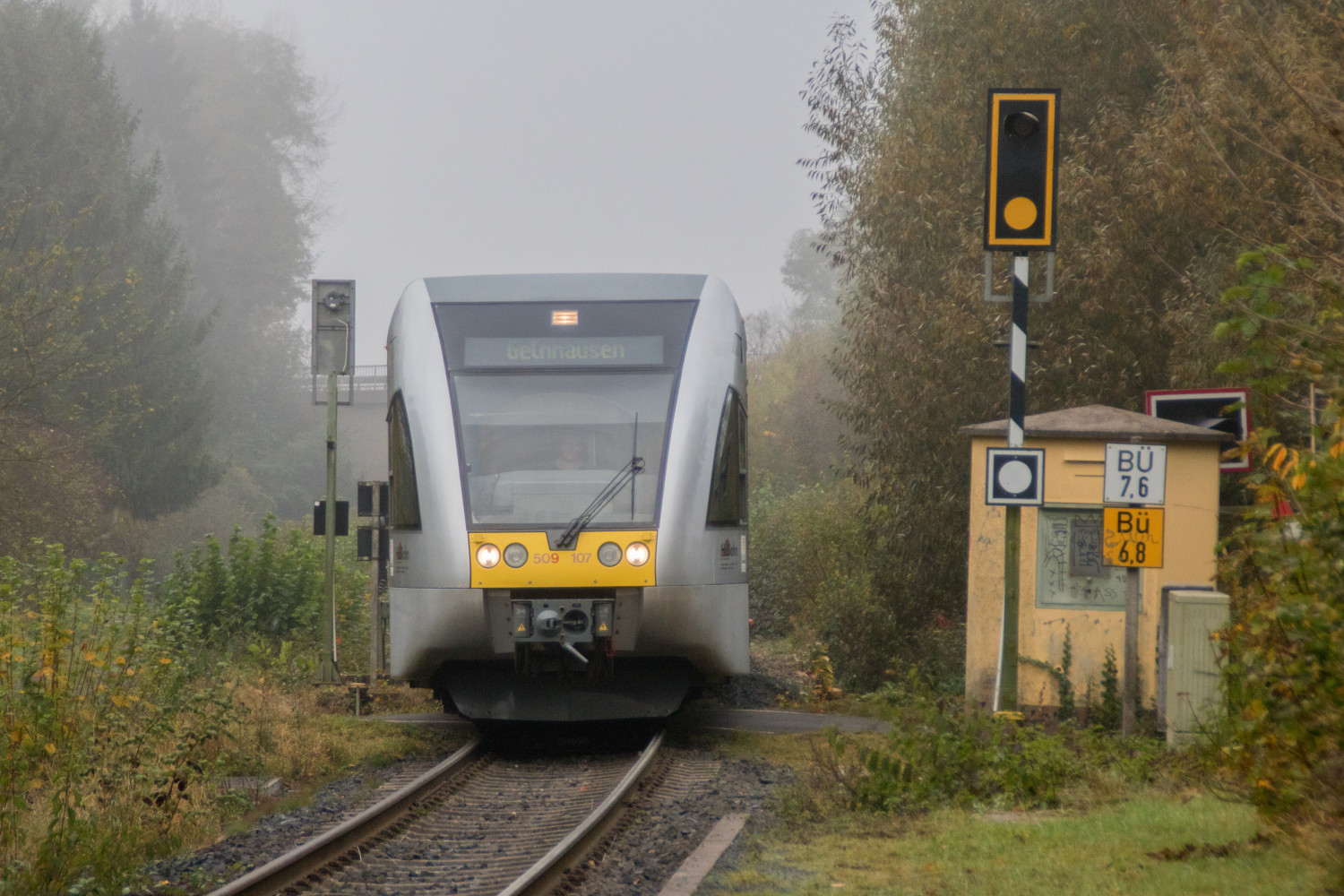 Ein GTW der HLB überquert einen Bahnübergang bei Garbenteich auf der Lahn-Kinzig-Bahn, aufgenommen am 26.10.2017.