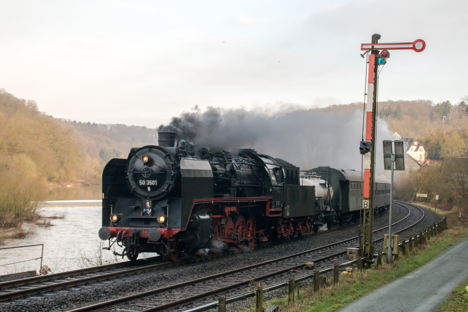 50 3501 verlässt Fürfurt auf der Lahntalbahn, aufgenommen am 03.02.2018.
