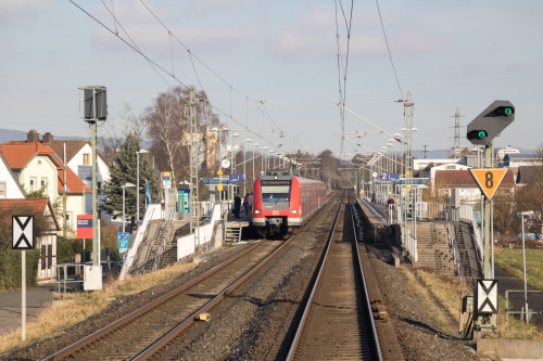 423 449 am Haltepunkt Stierstadt auf der Homburger Bahn, aufgenommen am 13.02.2018.