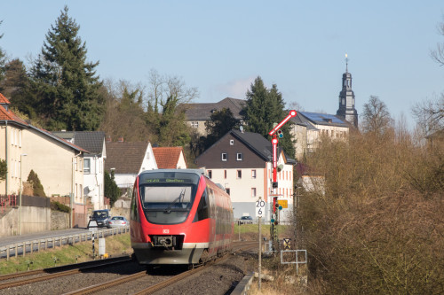 643 043 fährt in den Bahnhof Löhnberg auf der Lahntalbahn ein, aufgenommen am 13.02.2018.