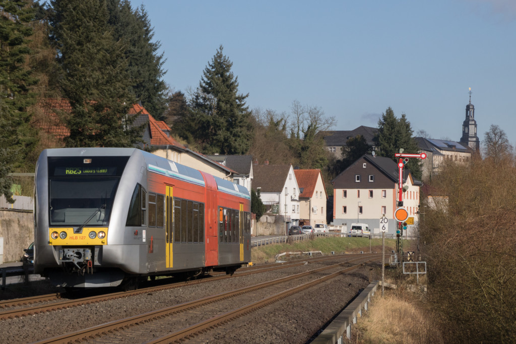 646 427 verlässt Löhnberg auf der Lahntalbahn, aufgenommen am 13.02.2018.