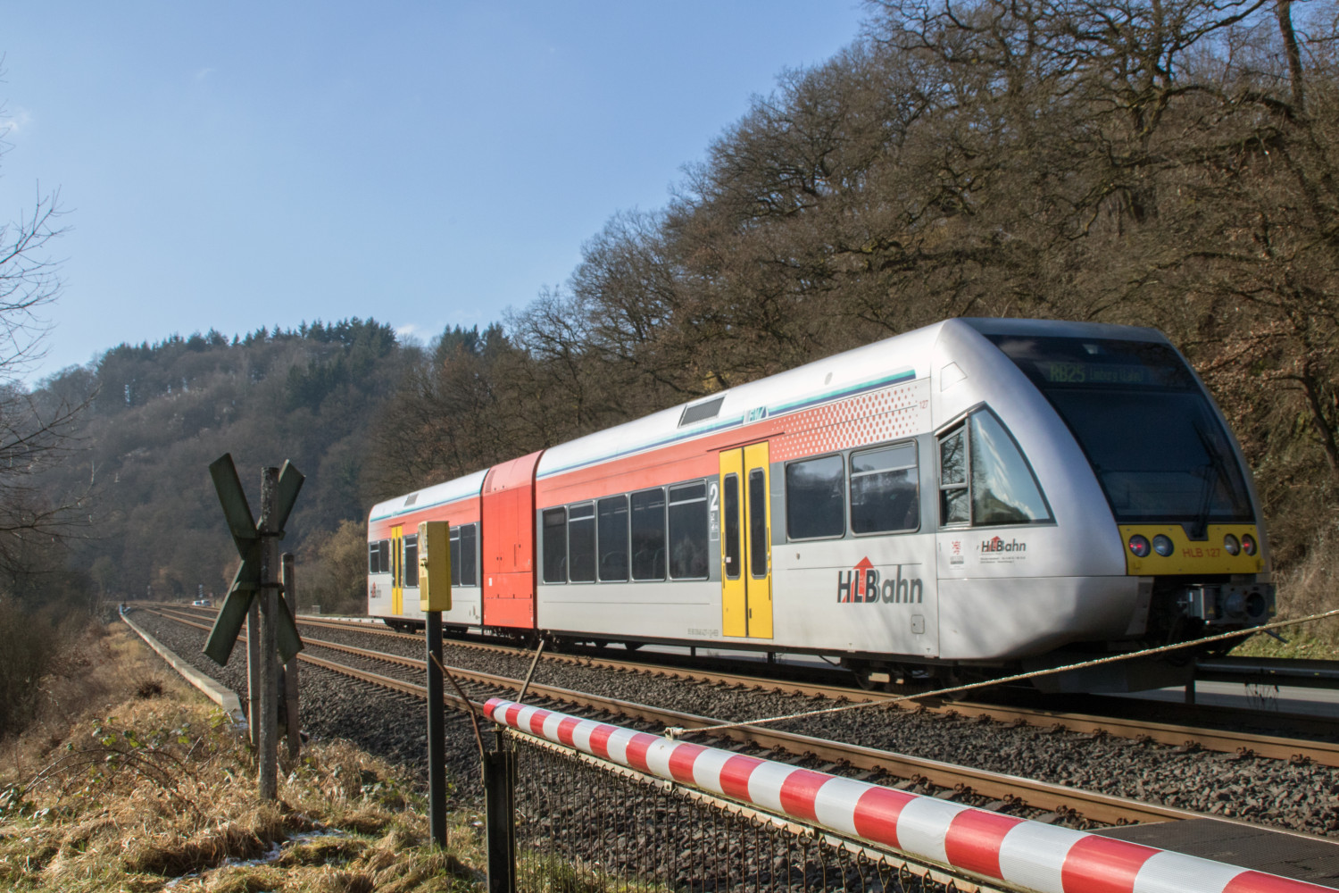 646 427 an einer Anrufschranke bei Löhnberg auf der Lahntalbahn, aufgenommen am 13.02.2018.