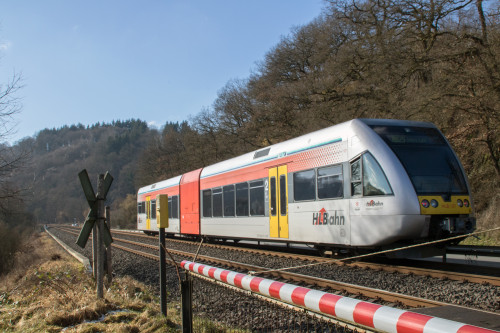 646 427 an einer Anrufschranke bei Löhnberg auf der Lahntalbahn, aufgenommen am 13.02.2018.