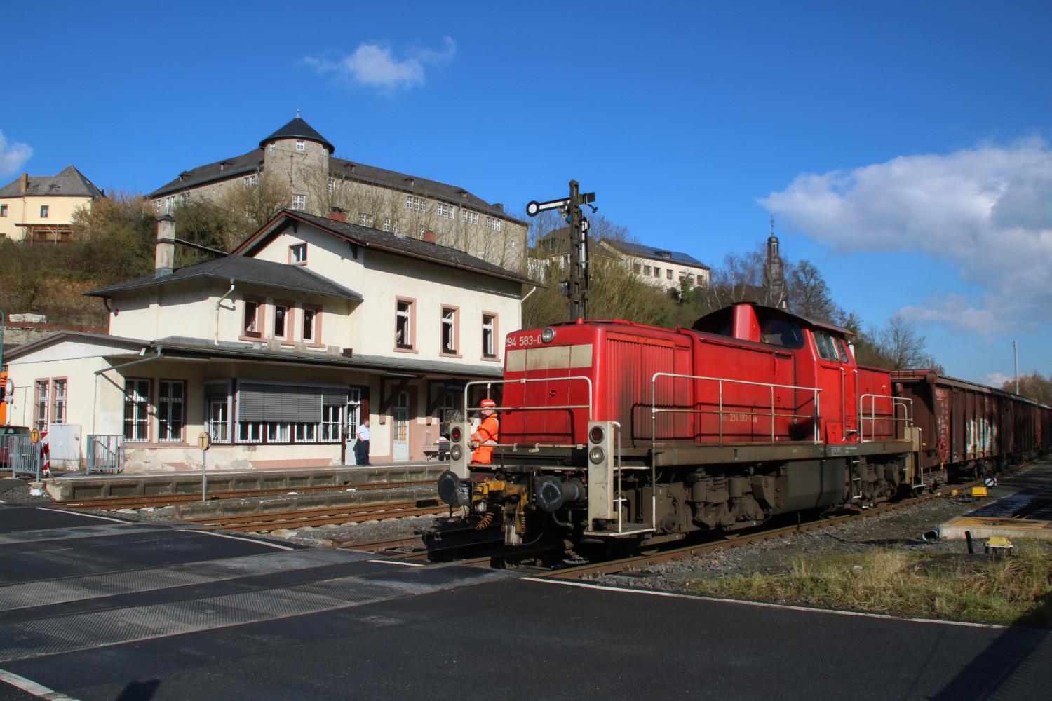 294 583 rangiert im Bahnhof Löhnberg auf der Lahntalbahn, aufgenommen am 13.02.2018.