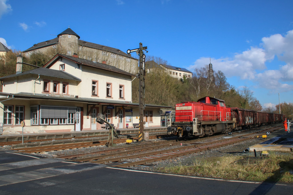 294 583 steht mit ihrem Güterzug im Bahnhof Löhnberg auf der Lahntalbahn, aufgenommen am 13.02.2018.