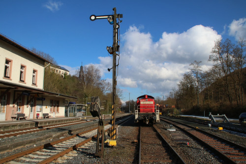 294 583 steht im Bahnhof Löhnberg auf der Lahntalbahn, aufgenommen am 13.02.2018.