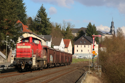 294 583 verlässt den Bahnhof Löhnberg auf der Lahntalbahn, aufgenommen am 13.02.2018.