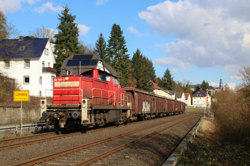 294 583 verlässt Löhnberg auf der Lahntalbahn, aufgenommen am 13.02.2018.