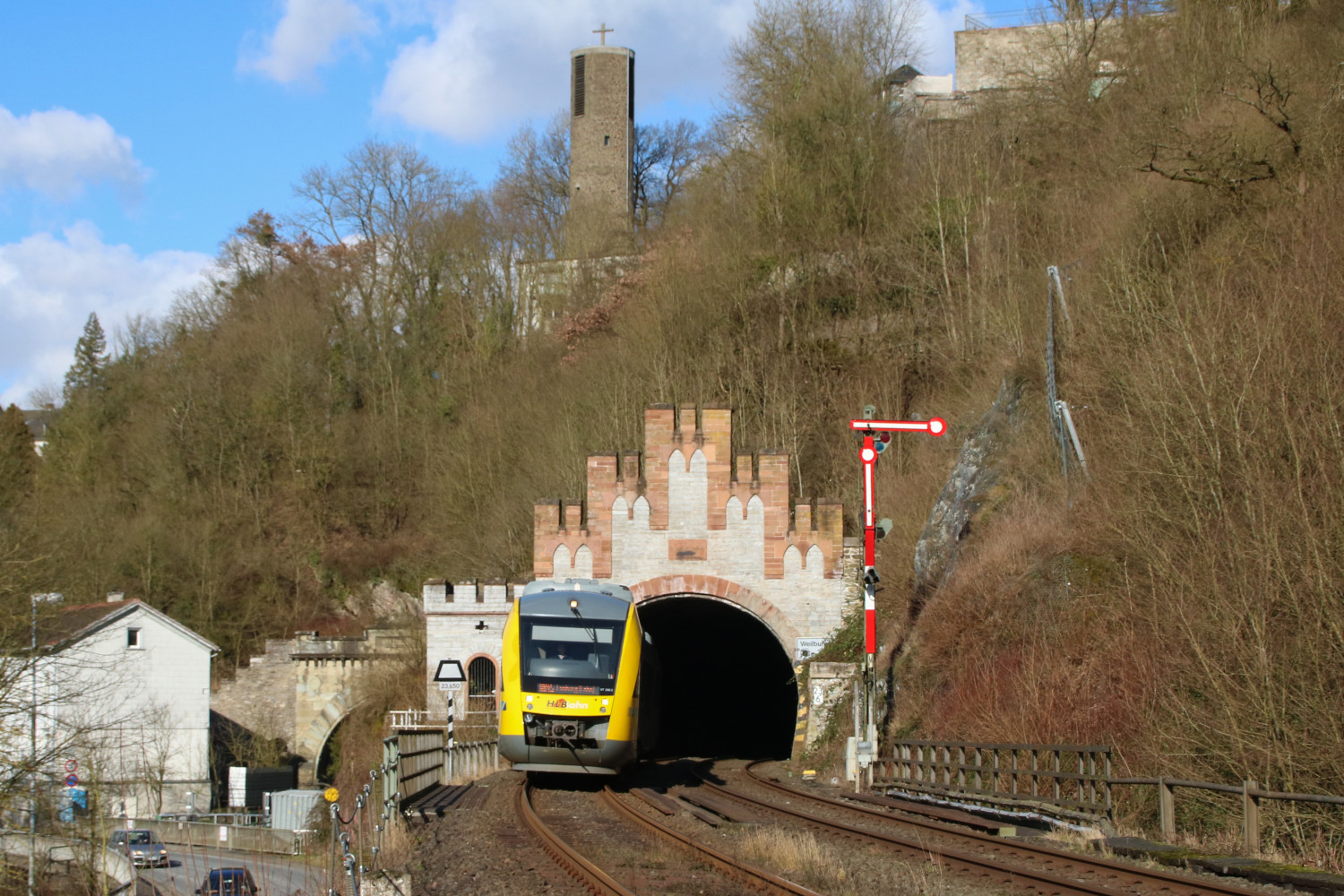 648 030 verlässt den Weilburger Tunnel auf der Lahntalbahn, aufgenommen am 13.02.2018.