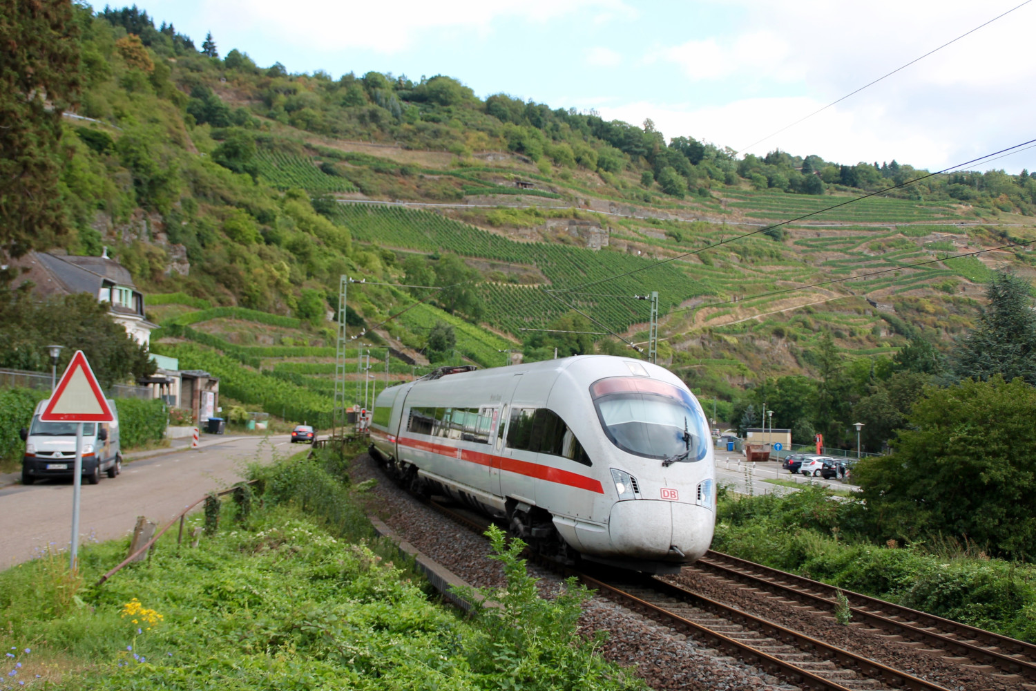 Ein ICE der Baureihe 411 durchquert am 15.08.2015 den Ort Oberwesel auf der linken Rheinstrecke.