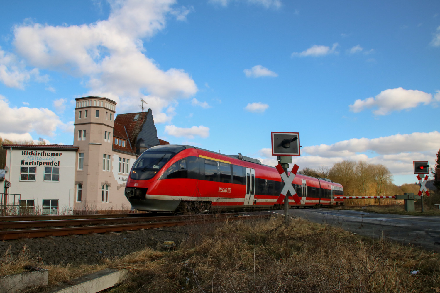 643 043 an der Heilquelle bei Biskirchen auf der Lahntalbahn, aufgenommen am 13.02.2018.