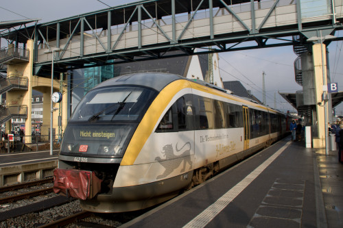 642 006 steht im Bahnhof Marburg, aufgenommen am 10.03.2018.