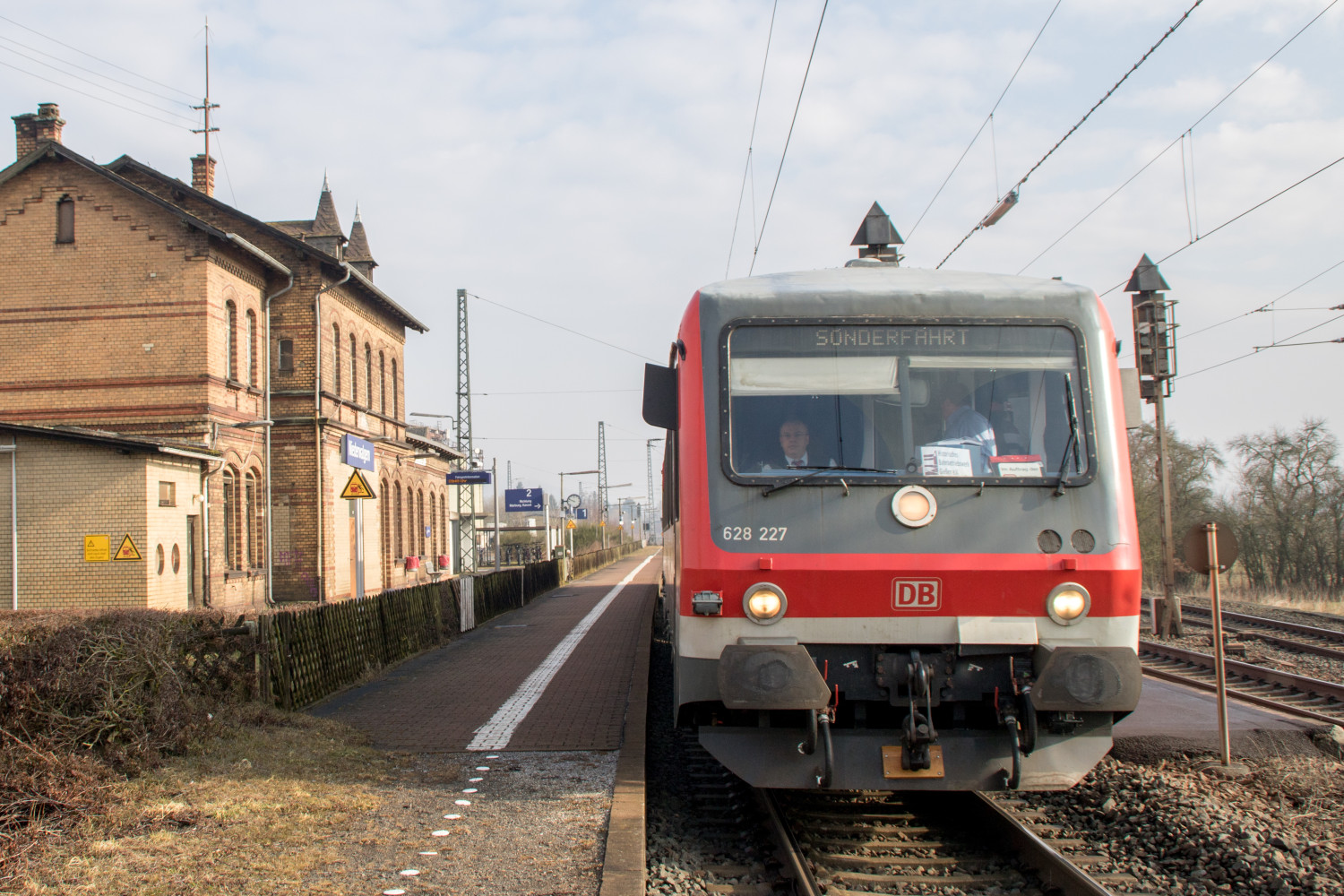 628 227 steht im Bahnhof Niederwalgern, aufgenommen am 10.03.2018.
