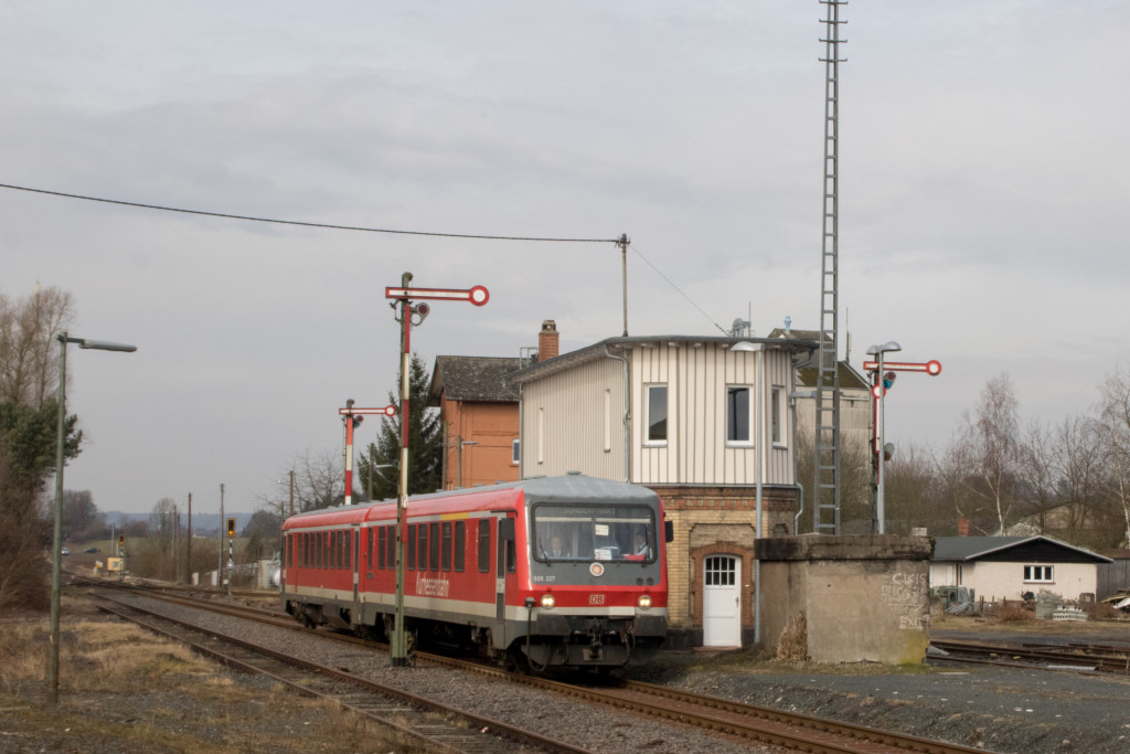 628 227 passiert das Fahrdienstleiter-Stellwerk im Bahnhof Hungen, aufgenommen am 10.03.2018.