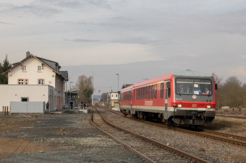 628 227 verlässt den Bahnhof Hungen, aufgenommen am 10.03.2018.