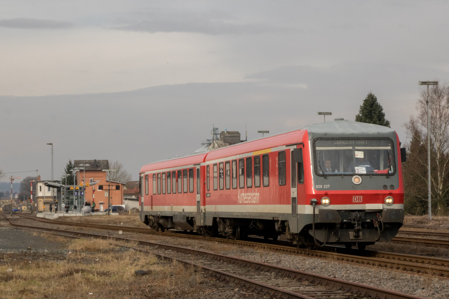 628 227 fährt durch den Bahnhof Hungen, aufgenommen am 10.03.2018.