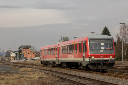 628 227 fährt durch den Bahnhof Hungen, aufgenommen am 10.03.2018.