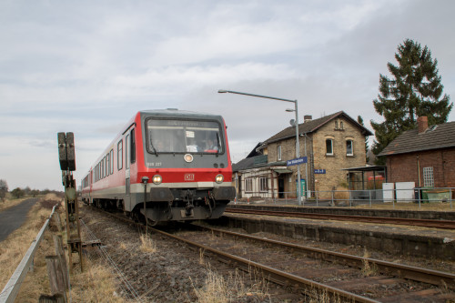 628 227 steht im Bahnhof Ober-Widdersheim, aufgenommen am 10.03.2018.