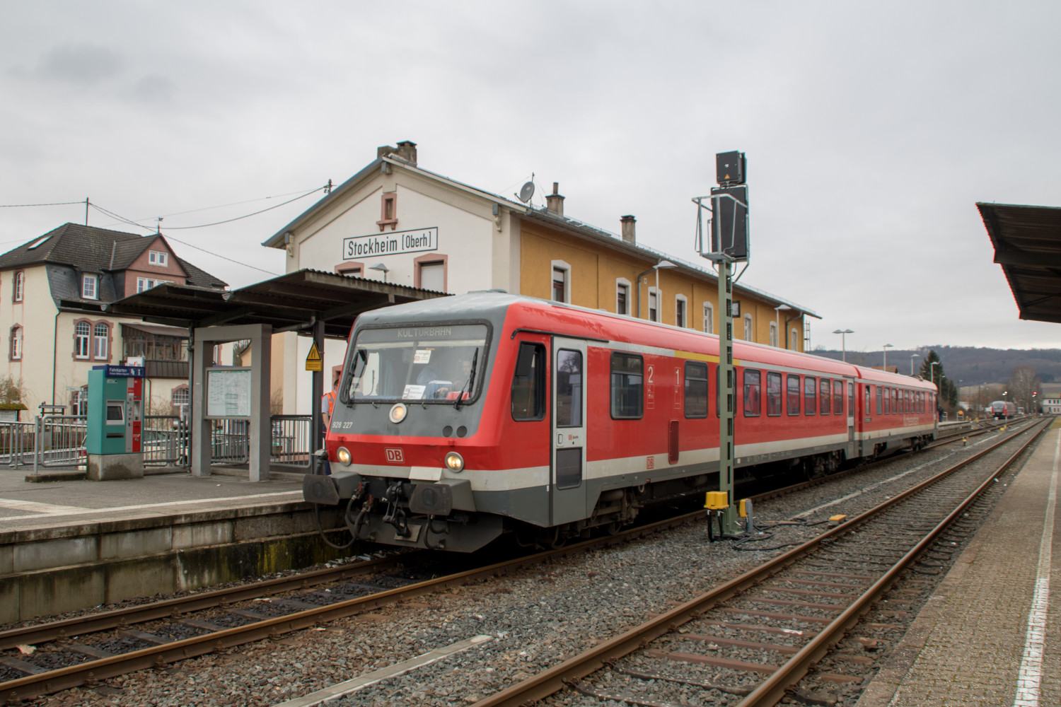 628 227 steht im Bahnhof Glauburg-Stockheim, aufgenommen am 10.03.2018.