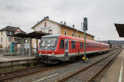628 227 steht im Bahnhof Glauburg-Stockheim, aufgenommen am 10.03.2018.