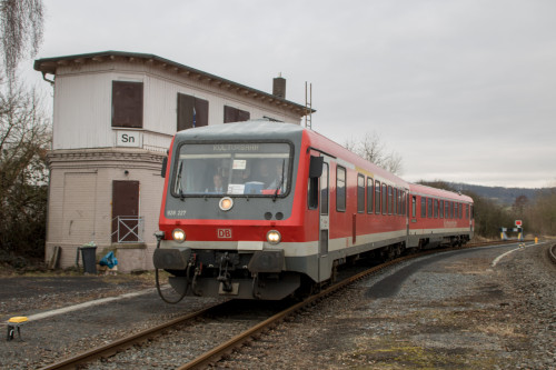 628 227 rangiert durch den Bahnhof Glauburg-Stockheim, aufgenommen am 10.03.2018.