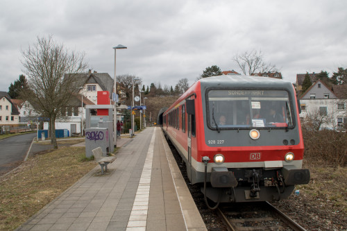 628 227 hält am Haltepunkt Büdesheim, aufgenommen am 10.03.2018.