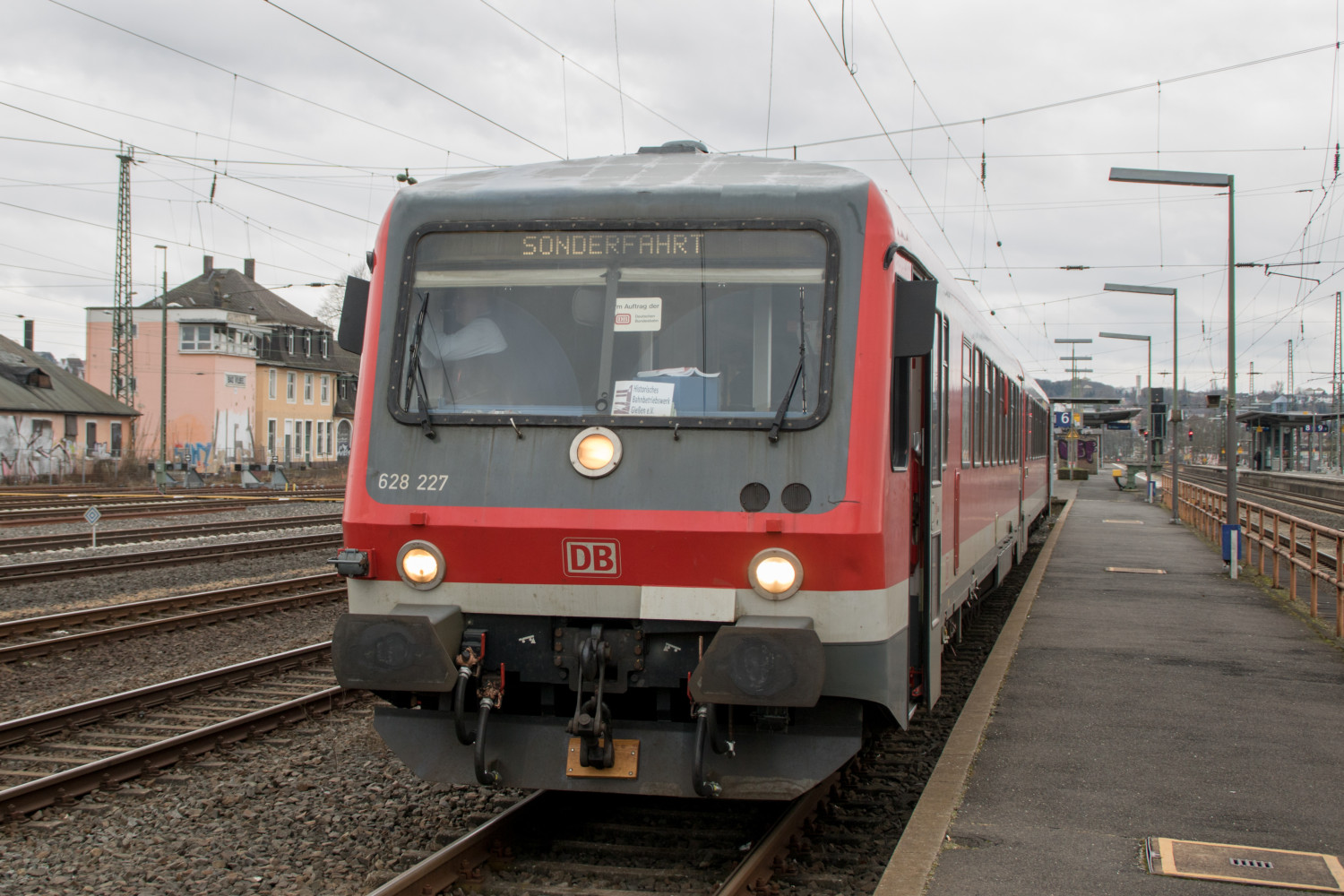 628 227 steht im Bahnhof Bad Vilbel, aufgenommen am 10.03.2018.