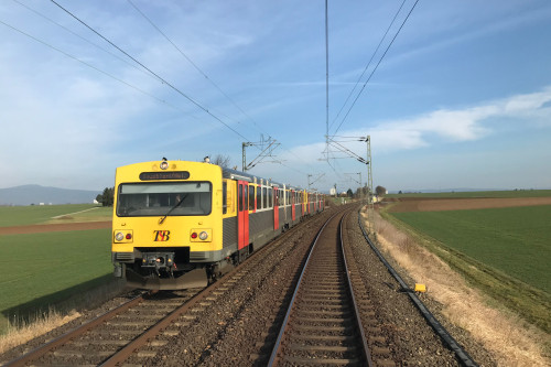 Zwei VT2E der HLB im Feld bei Weißkirchen auf der Homburger Bahn, aufgenommen am 15.03.2018.