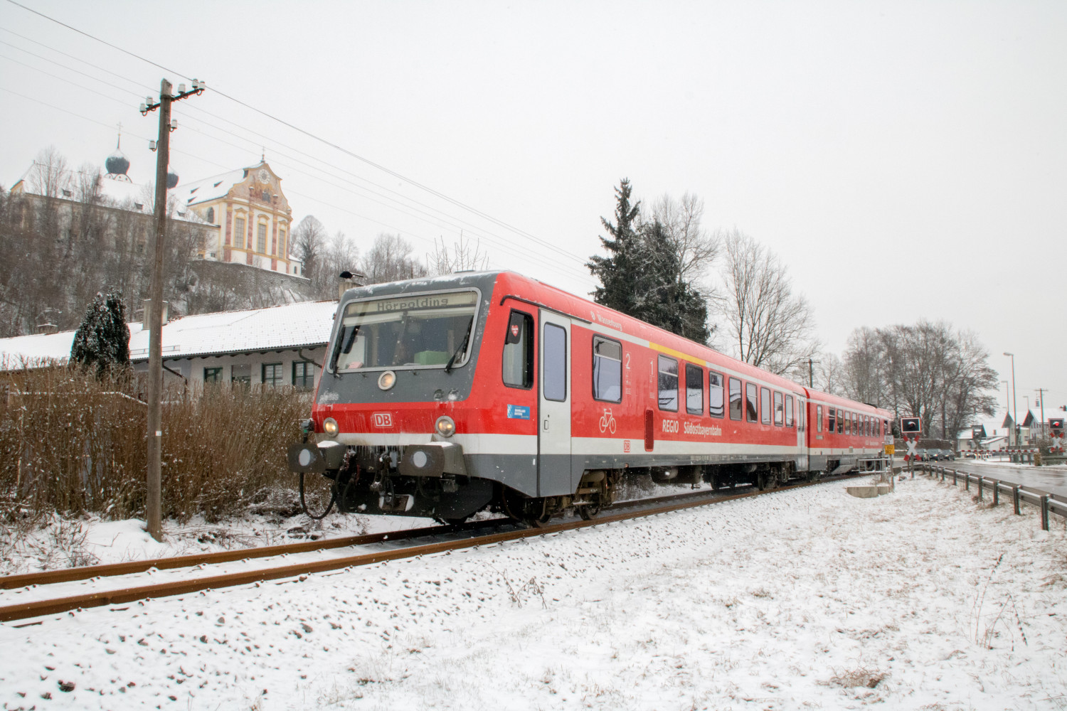 628 566 am Kloster Baumburg in Altenmark auf der Traun-Alz-Bahn, aufgenommen am 20.03.2018.
