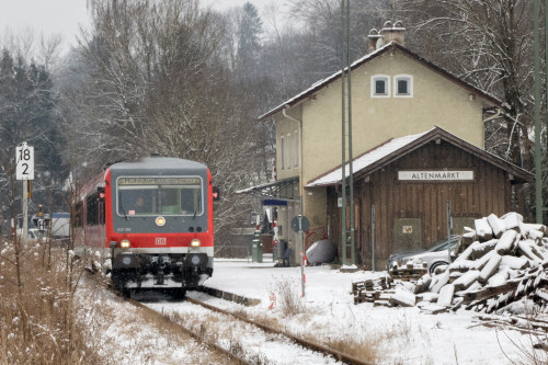 628 566 hält am Bahnsteig in Altenmark auf der Traun-Alz-Bahn, aufgenommen am 20.03.2018.