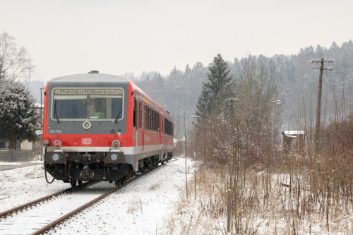 628 566 verlässt den Bahnhof Altenmark auf der Traun-Alz-Bahn, aufgenommen am 20.03.2018.