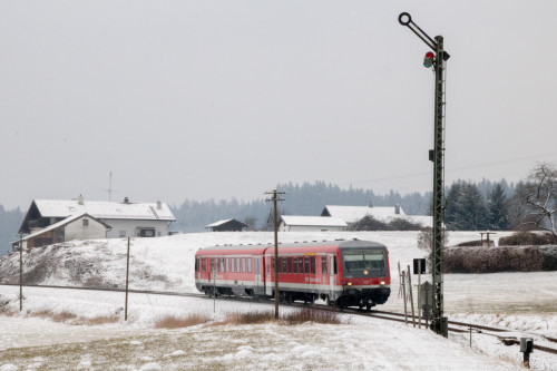 628 584 kurz vor dem Einfahrsignal von Hörpolding auf der Traun-Alz-Bahn, aufgenommen am 20.03.2018.