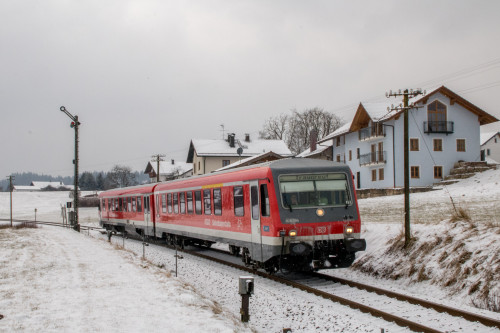 628 584 kurz hinter dem Einfahrsignal von Hörpolding auf der Traun-Alz-Bahn, aufgenommen am 20.03.2018.
