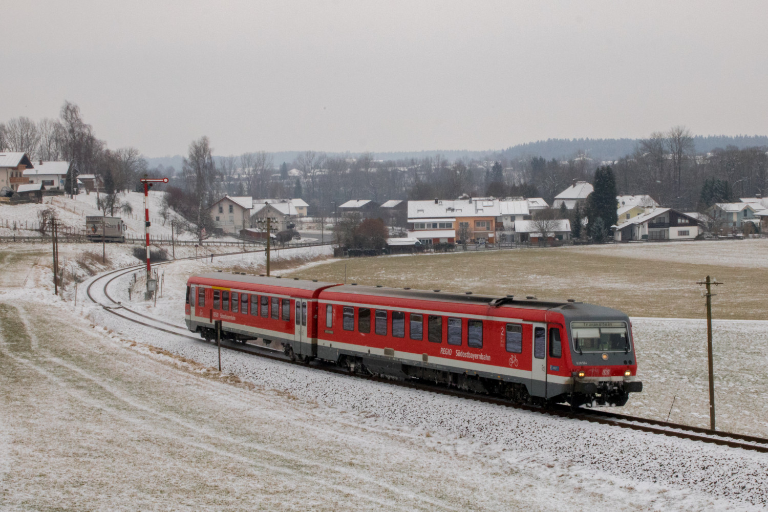 628 584 verlässt Hörpolding auf der Traun-Alz-Bahn, aufgenommen am 20.03.2018.